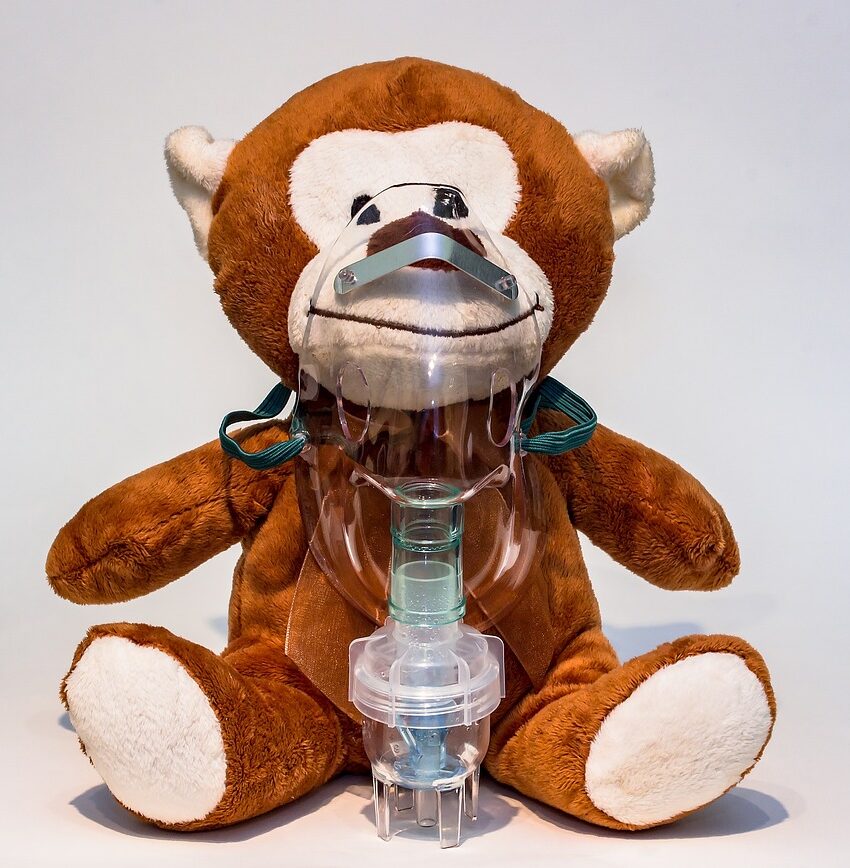 lutka majmuncic se inhalira